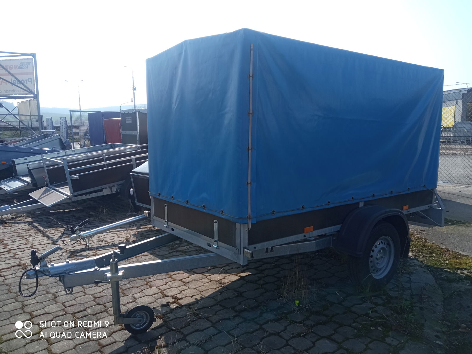 Vario s plachtou modré.jpg